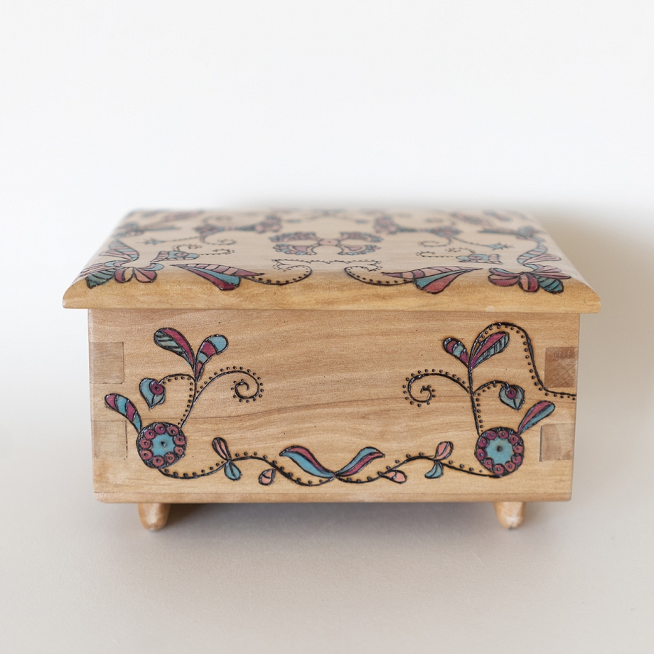 Caja de música bordado Serrano